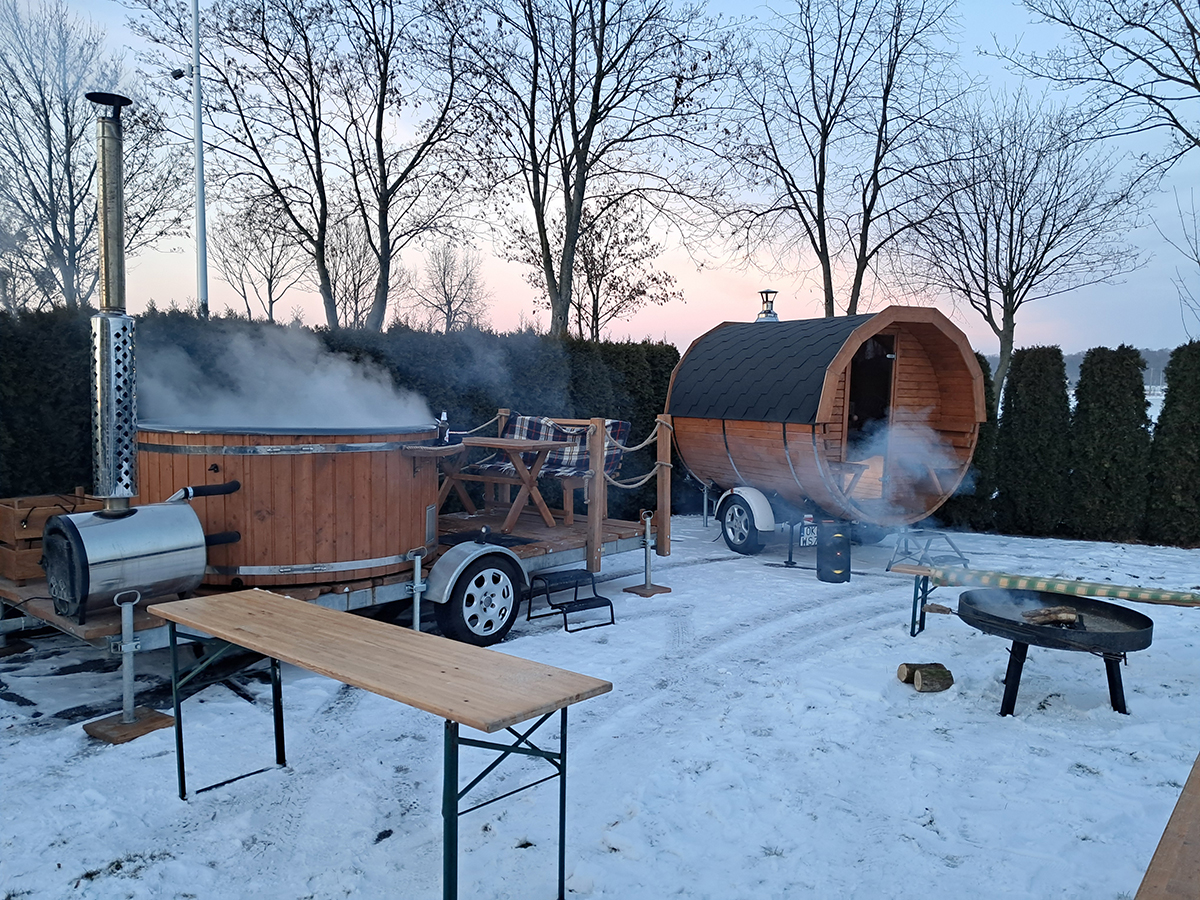 Mobilne sauna na przyczepie Wynajem Balia & Sauna SPA - GrzejSię! w kuniowie.