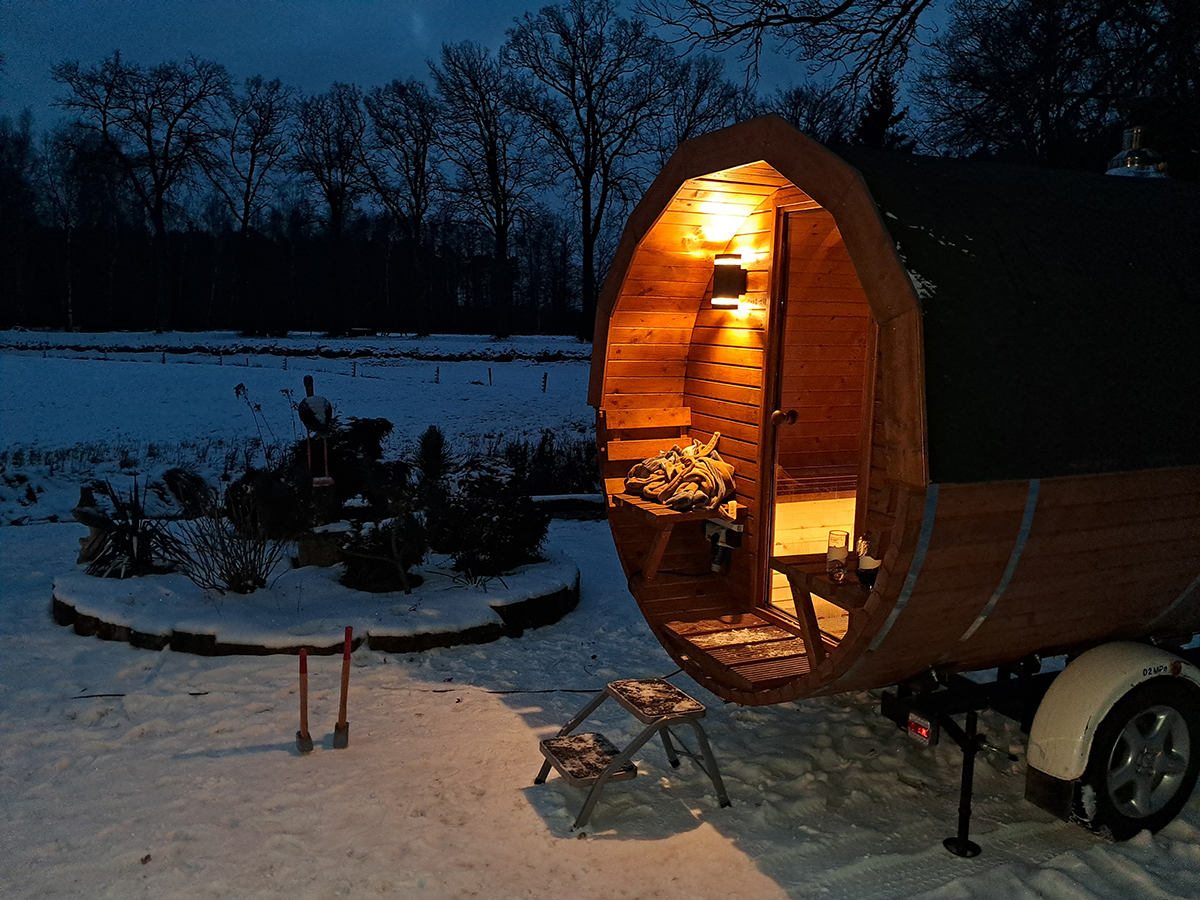 Mobilne sauna na przyczepie Wynajem Balia & Sauna SPA - GrzejSię! w kuniowie.