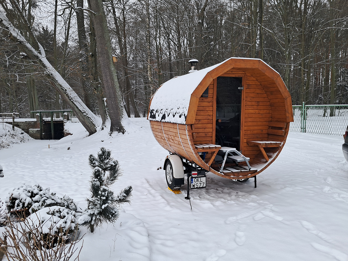 Mobilne sauna na przyczepie Wynajem Balia & Sauna SPA - GrzejSię! w kuniowie.
